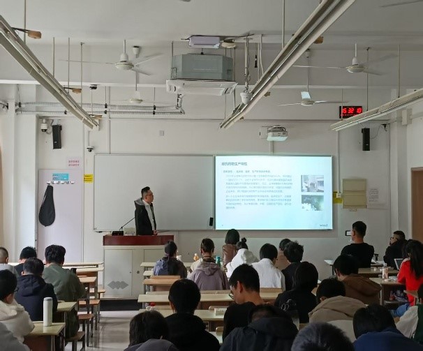 会议室里的人们
AI 生成的内容可能不正确。